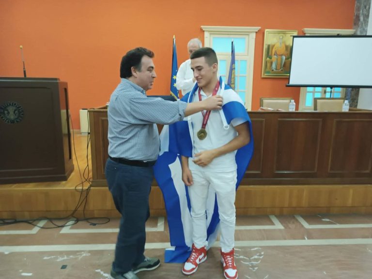 Ο Δήμος Πύργου τίμησε τον «χρυσό» αθλητή Αρίωνα Κολιτσόπουλο